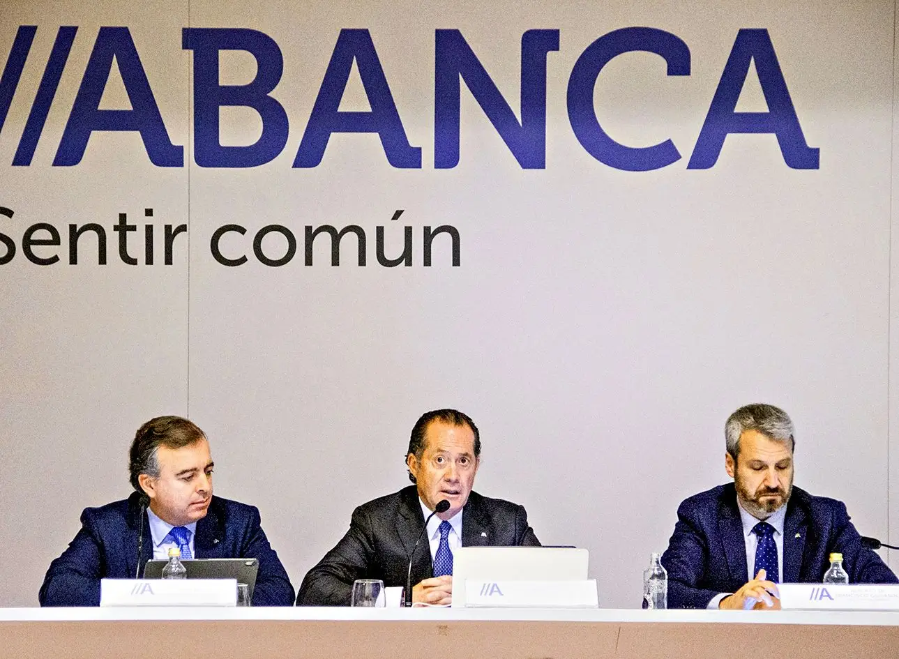 Francisco Botas e Juan Carlos Escotet, presidentes executivo e da administração do Abanca, ao lado de Alberto de Francisco, o responsável pela área financeira