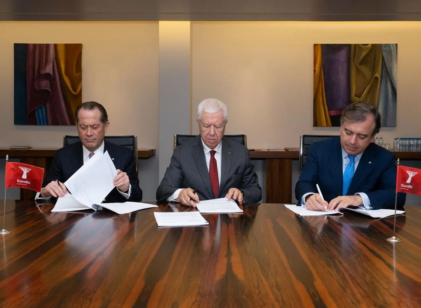 Juan Carlos Escotet, presidente e acionista do Abanca; Fernando Teixeira dos Santos, presidente executivo do EuroBic; Francisco Botas, presidente executivo do Abanca