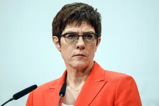 Annegret Kramp-Karrenbauer demite-se da liderança da CDU