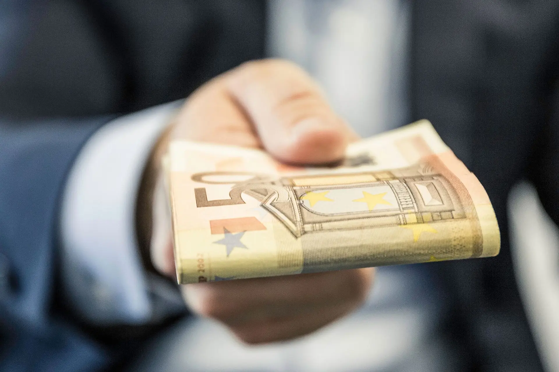 Transparência salarial, limites à disparidade e sanções: Parlamento Europeu quer acabar com desigualdade de géneros