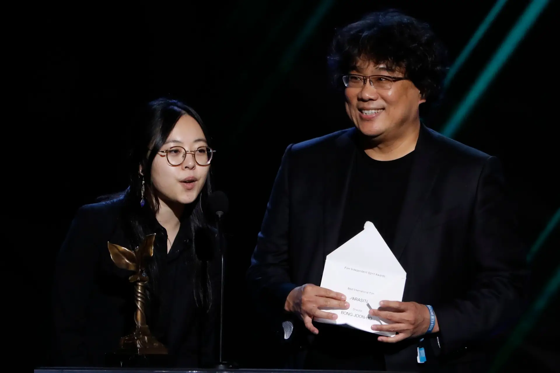 Sharon Choi ao lado de Bong Joon-ho