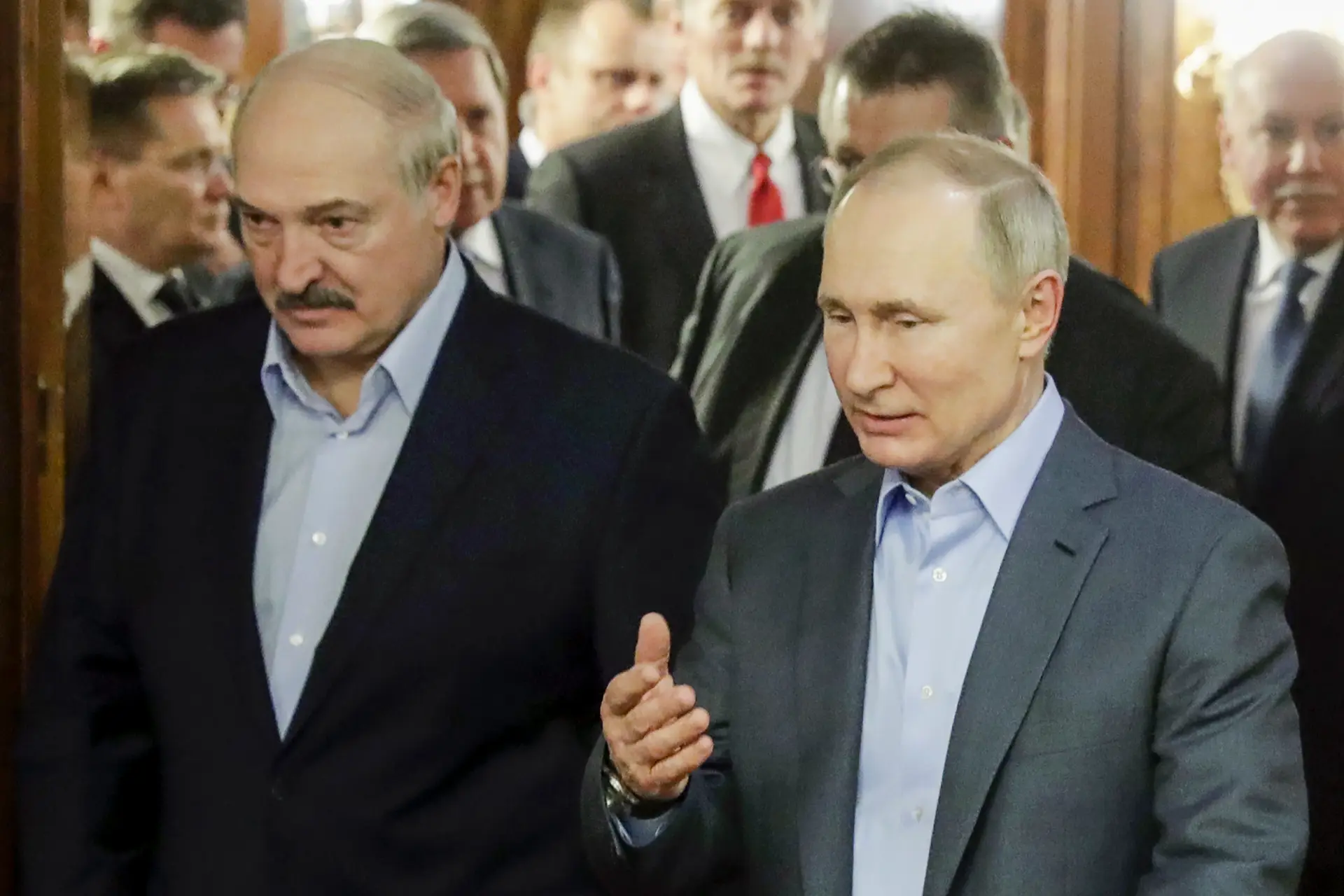 Bielorrússia. Putin manifesta apoio a Lukashenko para reforma constitucional e empresta €1266 milhões