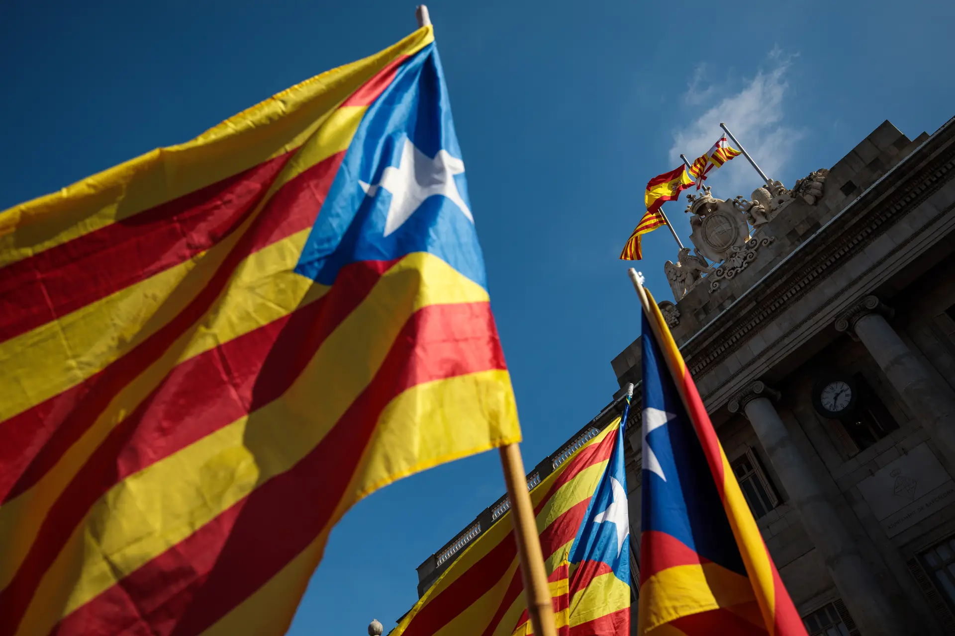 Câmara de Barcelona proibida de usar laço amarelo como símbolo independentista