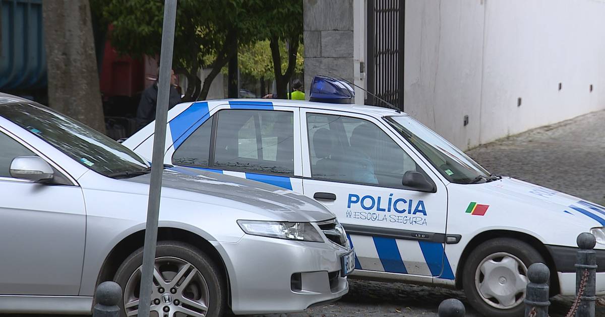 Fotos de armas da ameaça de ataque em escolas de Lisboa são retiradas de um site do Brasil. PSP identificou o menor