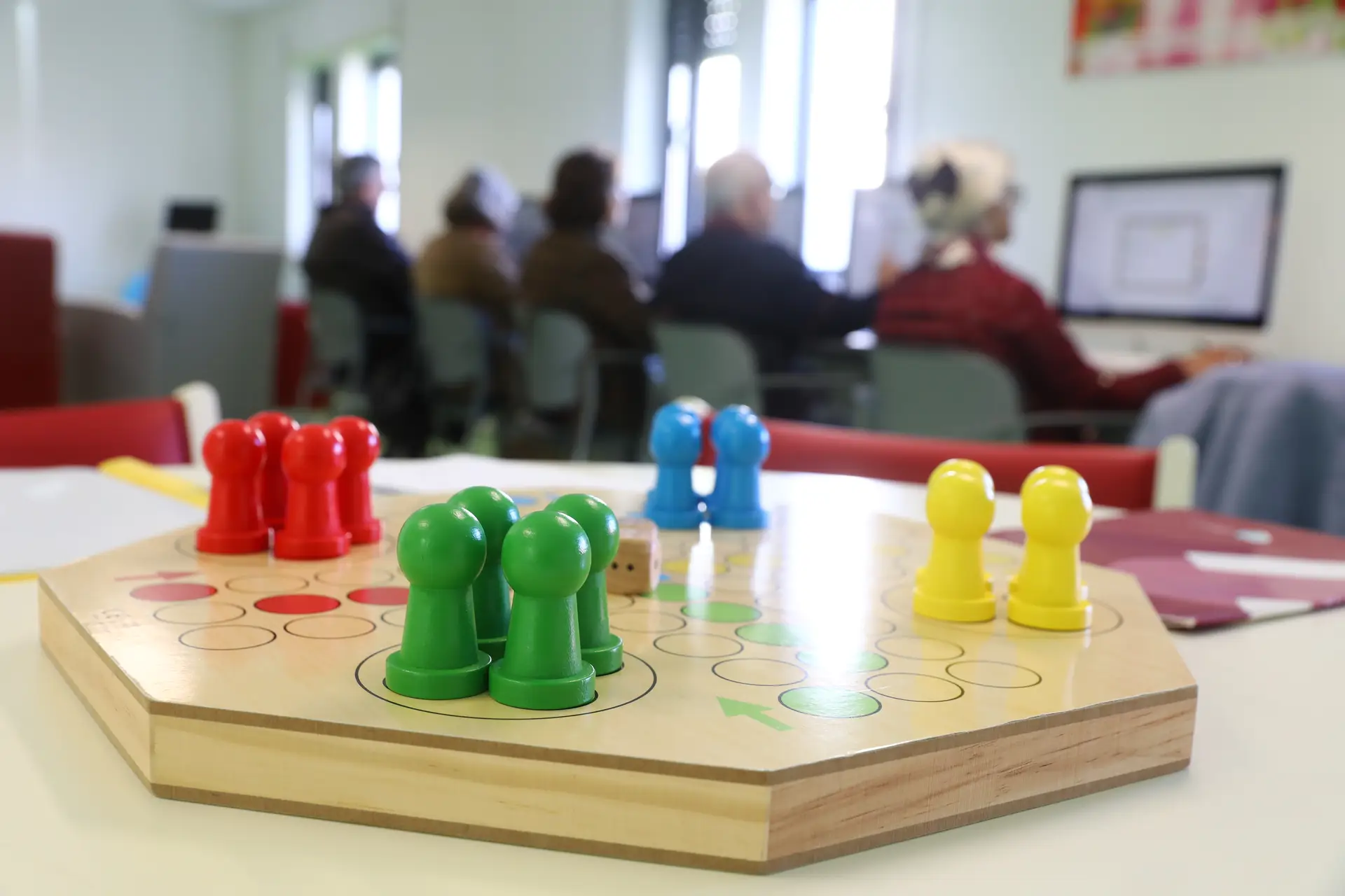Entre a tecnologia e jogos tradicionais, o ginásio cerebral comunitário desenvolve atividades que juntam as pessoas, reforçam laços e “obrigam” a exercitar a mente. José Reis mora sozinho e agradece o estímulo: “Parar é morrer.” As “ferramentas” podem “fazer a diferença”, diz Maria Oliveira