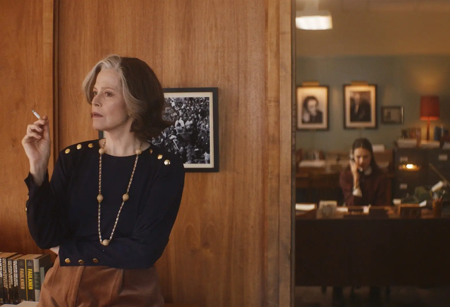 Sigourney Weaver (à esq.) em “My Sallinger Year”, de Philippe Falardeau, o filme que inaugura esta noite o festival