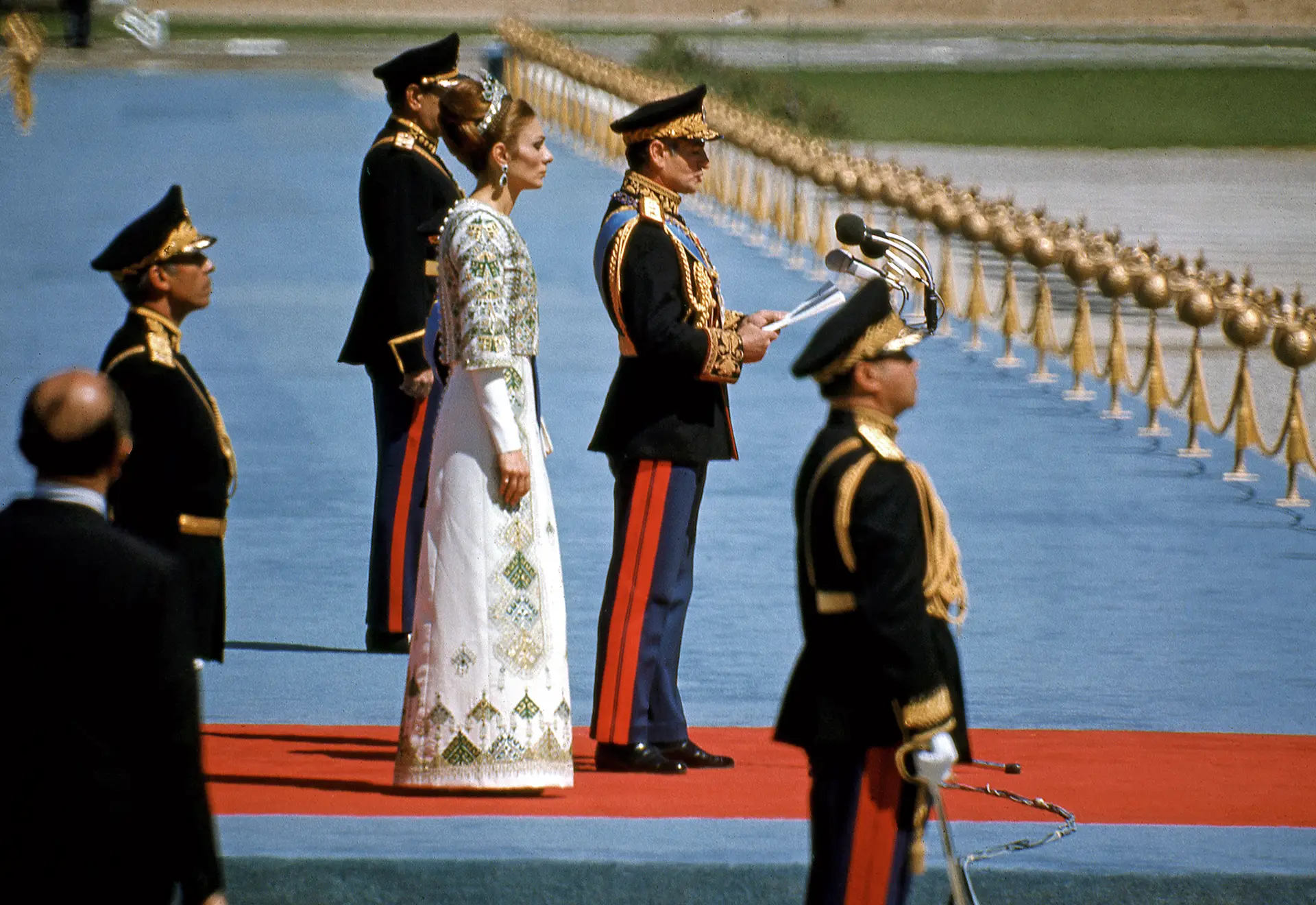 Em 1971, em Persépolis, o Xá Reza Pahlavi e a imperatriz Farah Diba foram os anfitriões das celebrações dos 2500 anos da fundação do Império Persa, possivelmente o evento mais extravagante da História