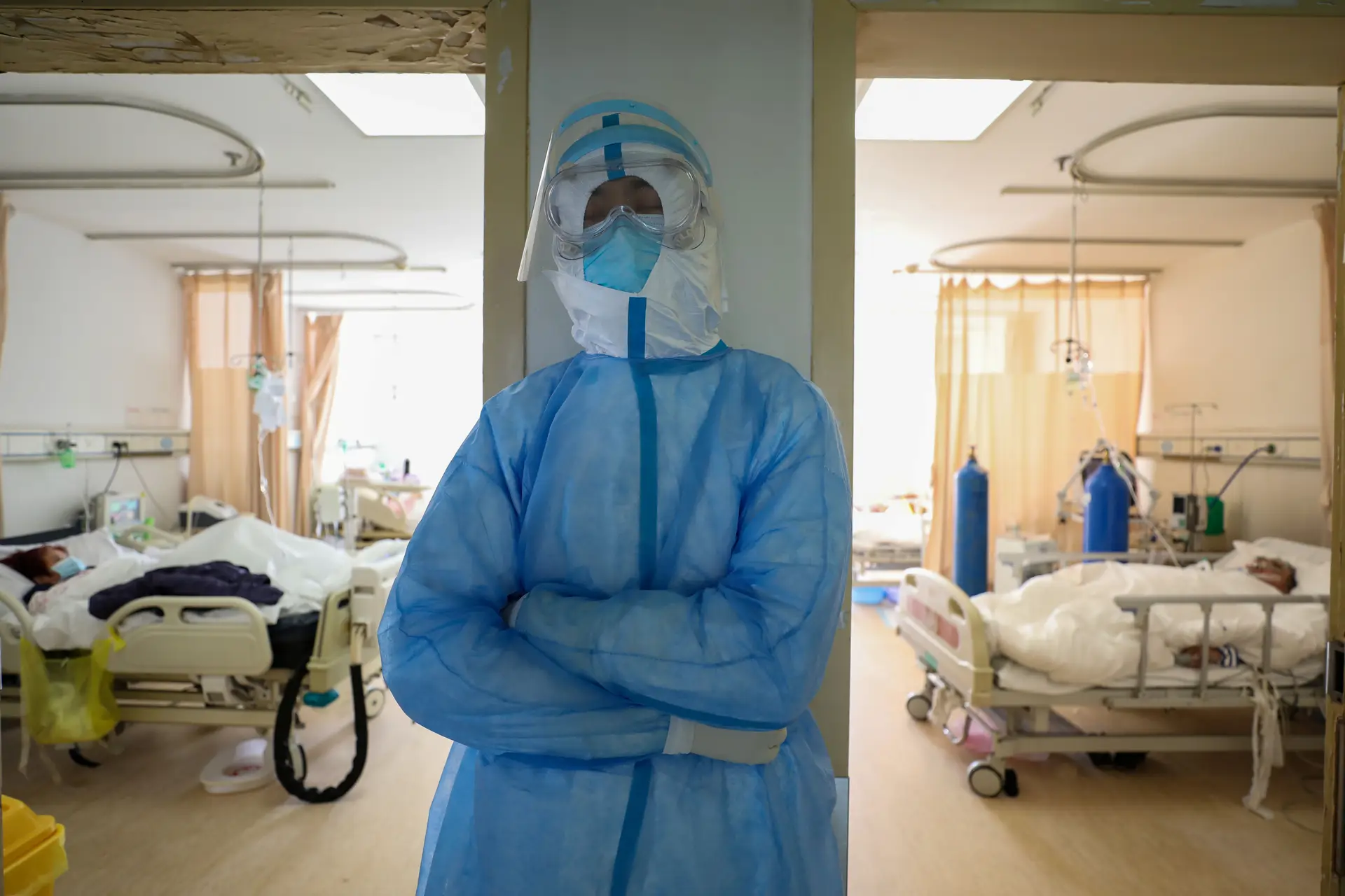 A notícia da morte de um jovem médico vem num momento em que o número de mortos já ultrapassa os dois mil, só na China