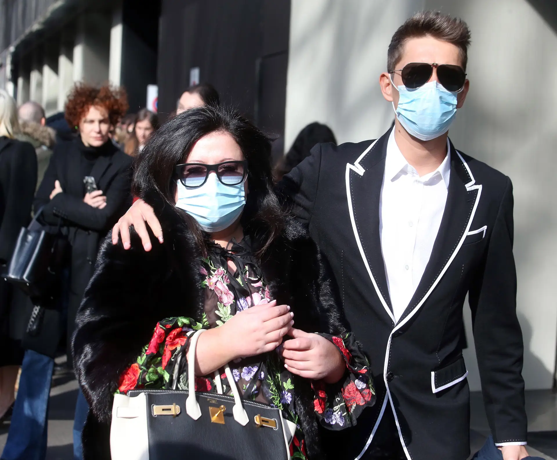 Os convidados do desfile de Dolce & Gabbana usam máscaras de proteção, durante a Semana da Moda de Milão