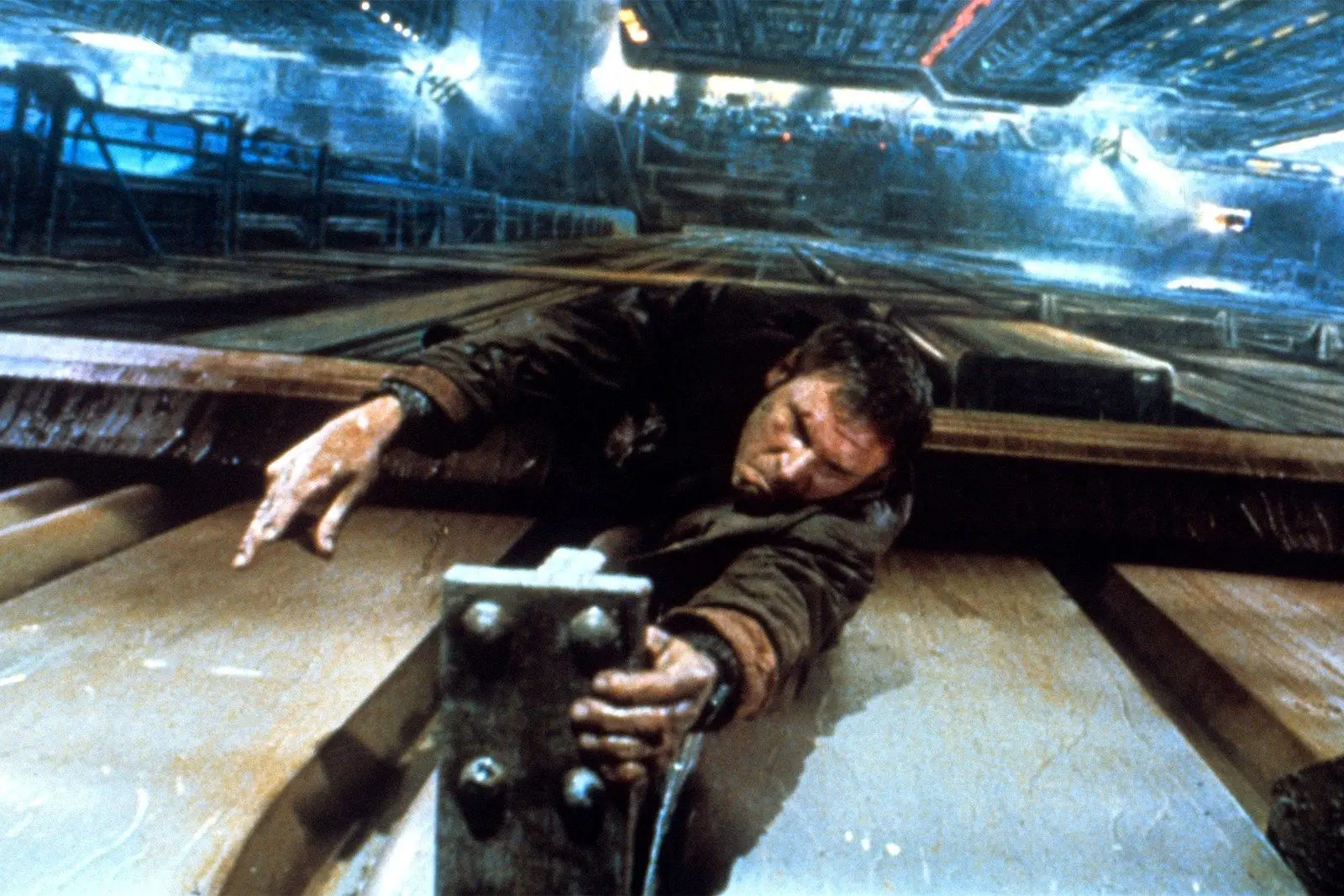 Harrison Ford numa das cenas finais de “Blade Runner”