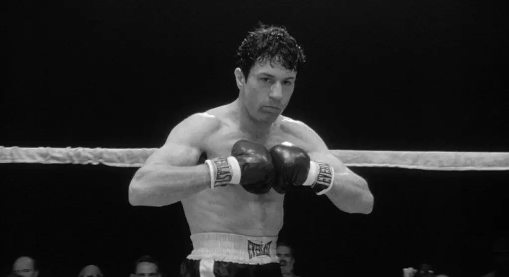 Robert de Niro, em início de carreira, interpretando o papel do pugilista Jack LaMotta em “Raging Bull” de Martin Scorcese
