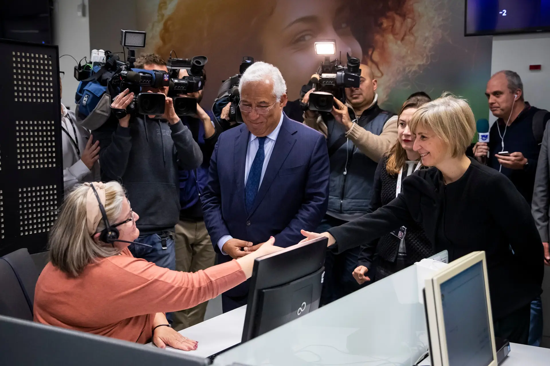 O primeiro-ministro, António Costa, com a ministra da Saúde, Marta Temido, durante uma visita ao centro de contacto do SNS24, em Lisboa