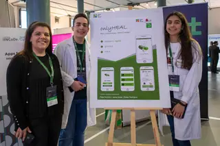 Rúben Rodrigues e Joana Sousa, dois dos criadores da "Only Heal", acompanhados pela professora Emerência Teixeira