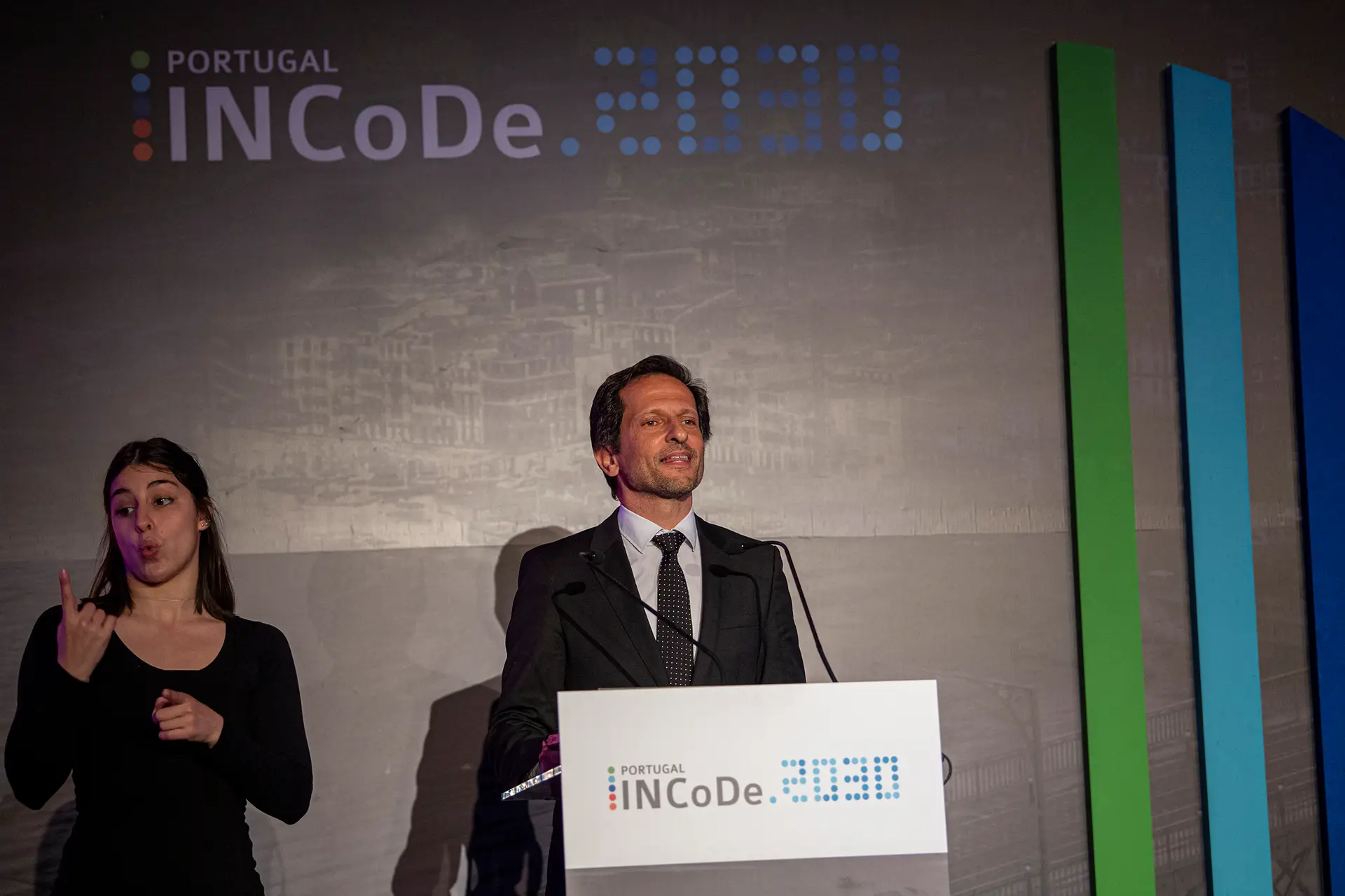 Governo distribuiu 100 mil computadores e tem mais 350 mil em processo de compra