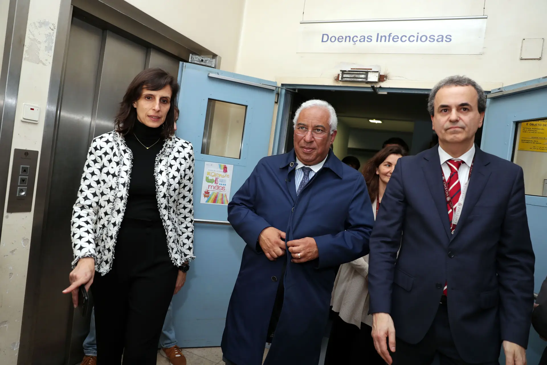 António Costa, acompanhado pelo presidente do Conselho de Administração do Centro Hospitalar Universitário de São João, Fernando Araújo (à direita), e pela secretária de Estado-Adjunta da Saúde, Jamila Madeira (à esquerda), durante a visita ao Hospital de São João, no Porto