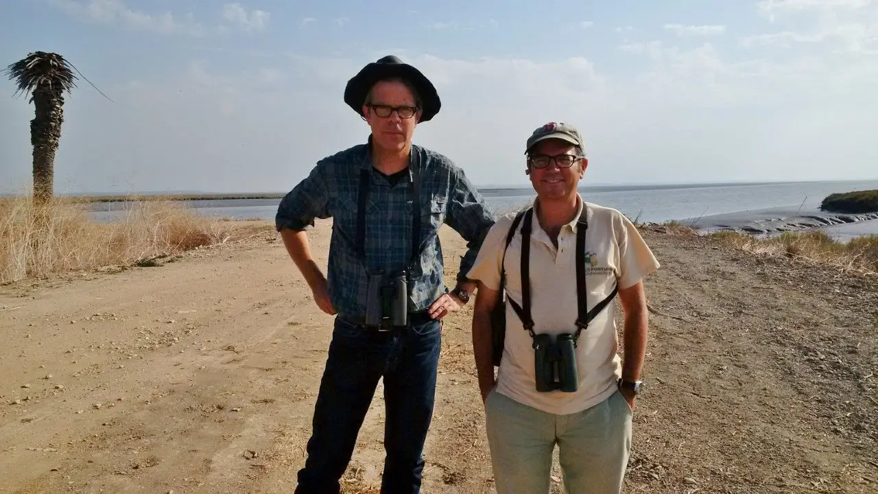 O escritor Jonathan Franzen e o guia da Birds & Nature Bernardo Barreto começaram o dia a ver aves nas salinas do Brito, passaram pelo sítio das Hortas, pela Quinta da Atalaia e terminaram na Ponta da Erva (na foto).