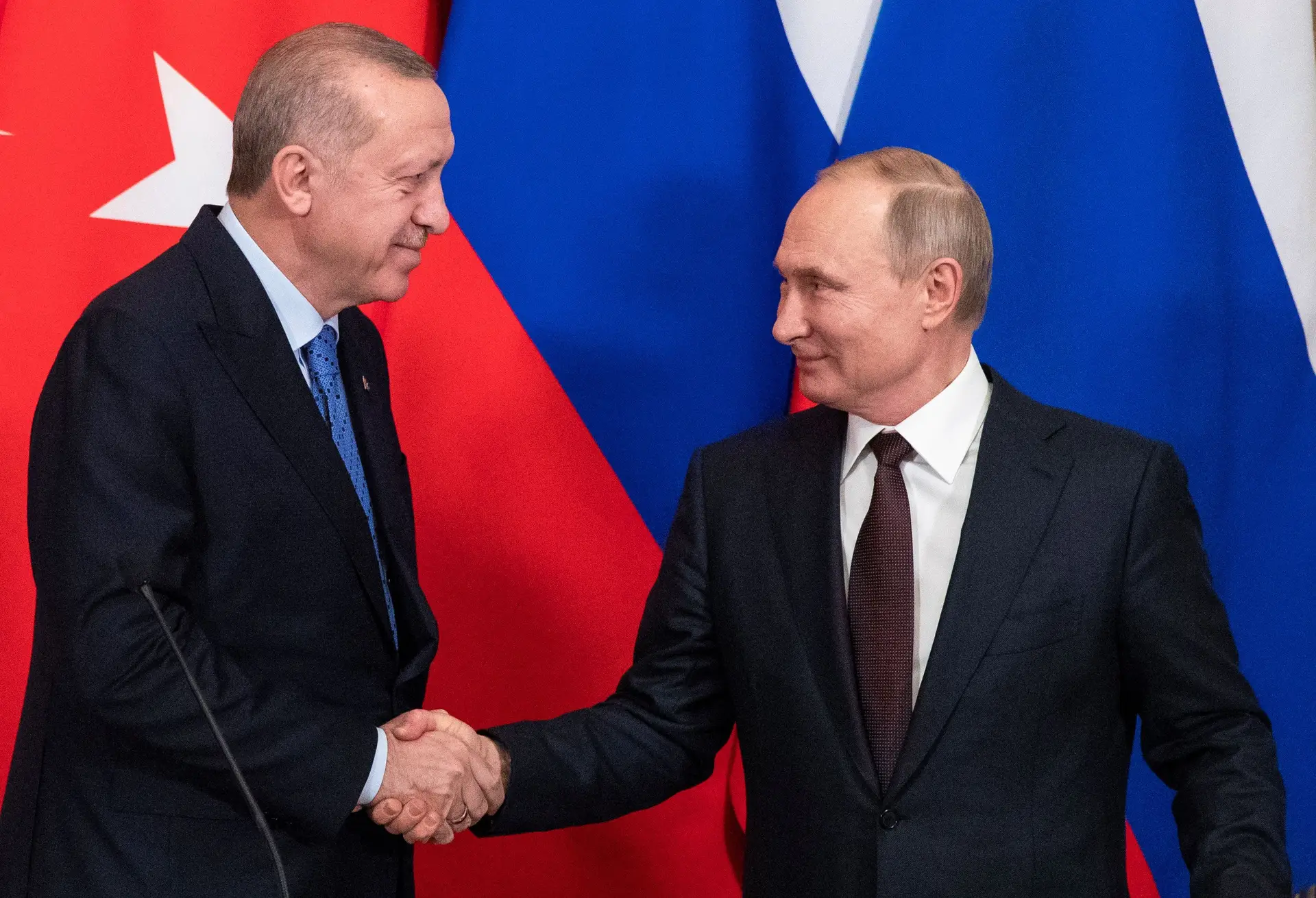 Recep Tayyip Erdogan e Vladimir Putin, Presidentes da Turquia e da Rússia respetivamente, trocam cumprimentos em Moscovo