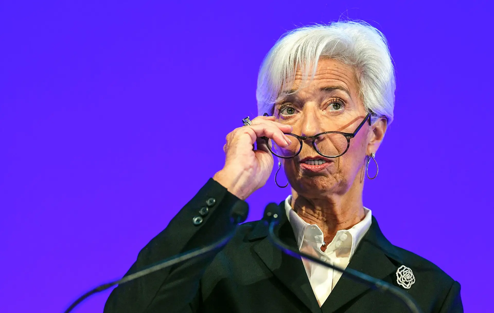 Lagarde, que gosta de se ver como uma ‘coruja’ sábia, arrisca-se a ser o único adulto na sala da crise que lavra na Europa face a falcões que resistem a abrir os cordões à bolsa e hesitantes