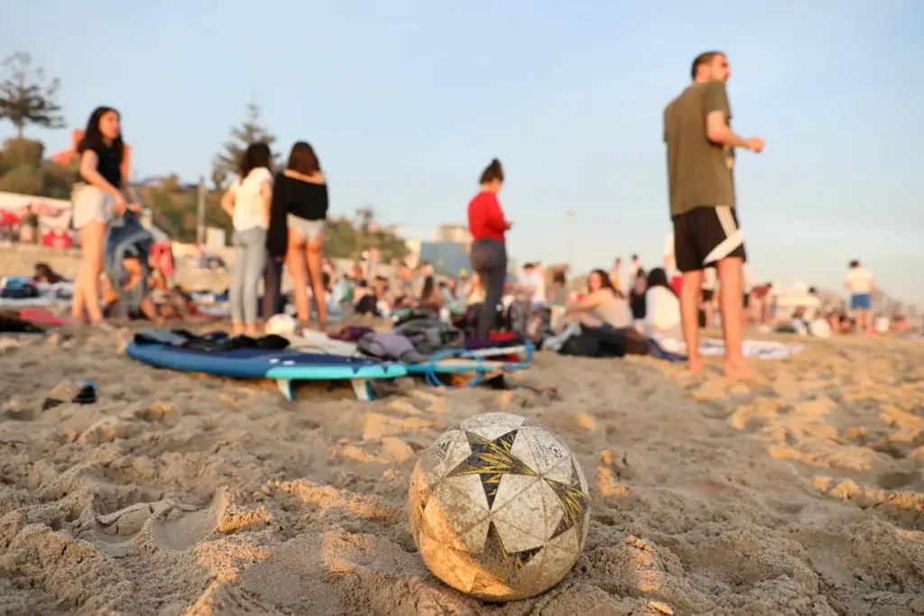 Praias vão ter lotação máxima de banhistas: manual com todas as regras anticovid fica pronto até 6 de maio