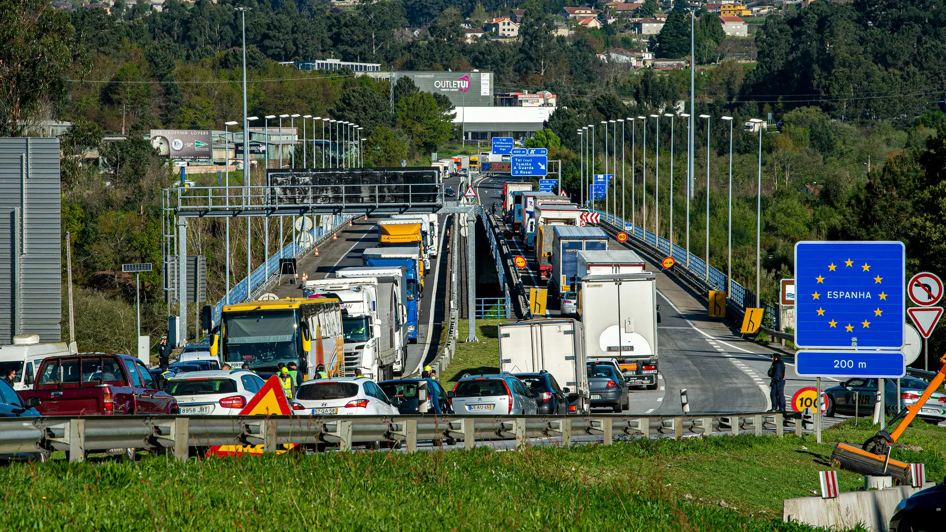 Fronteiras fechadas Espanha/Portugal/França. Polícia espanhola obriga  autocarro a regressar a Portugal - Radio Alfa
