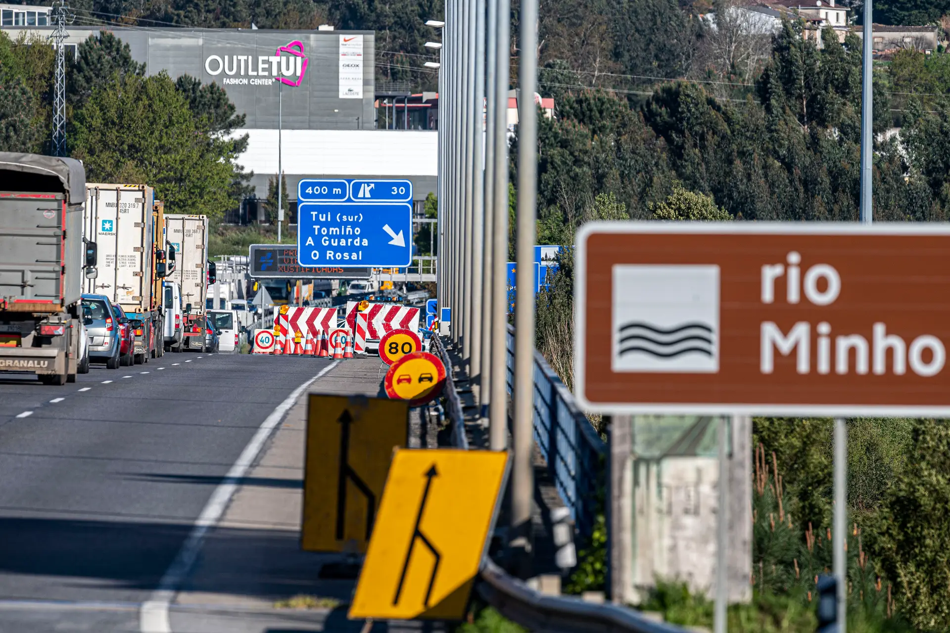 O caos na fronteira de Valença com Espanha. Há filas de vários quilómetros [fotogaleria]