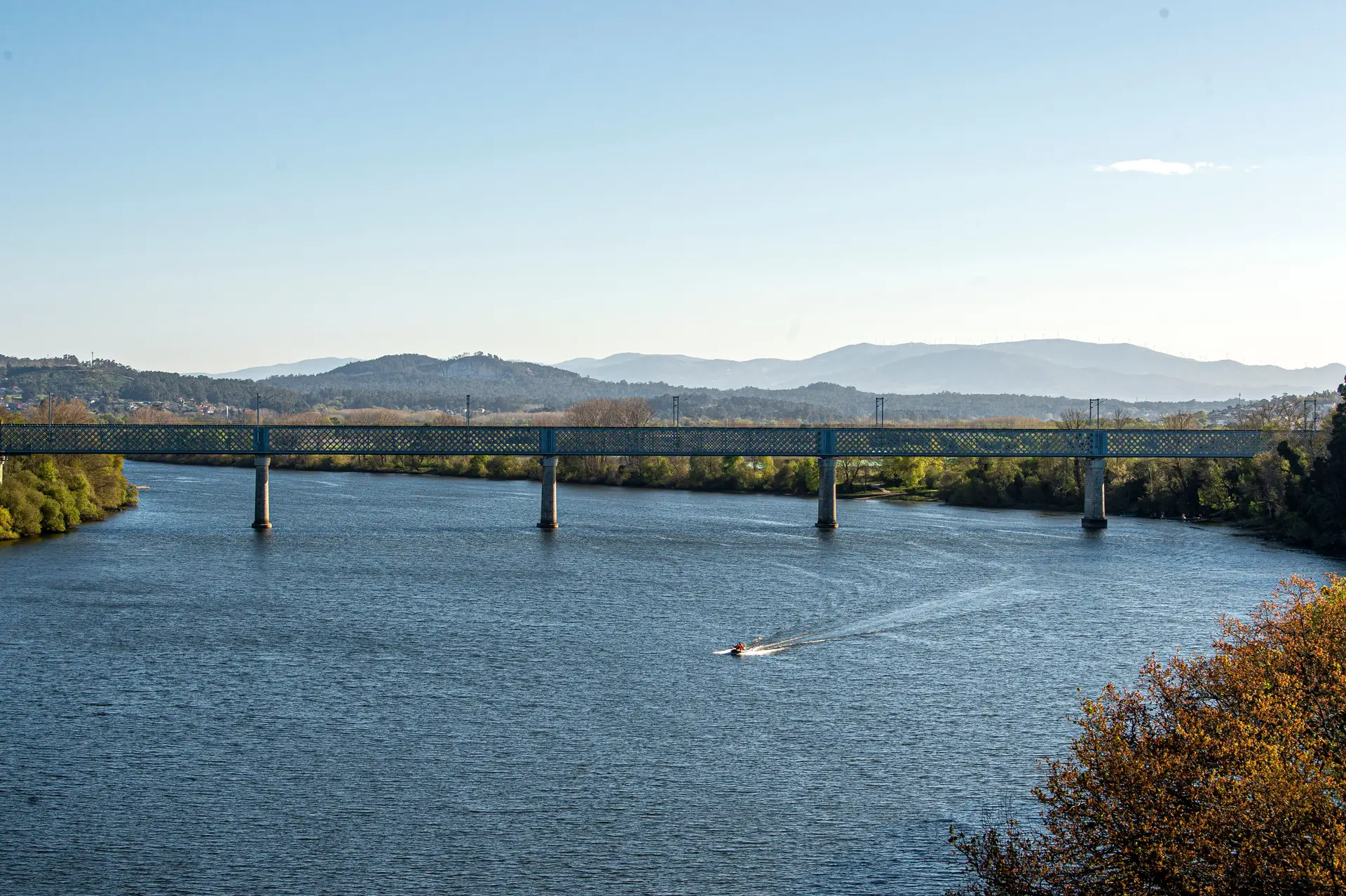 Uma patrulha da Guardia Civil a vigiar o rio Minho, que divide os dois países