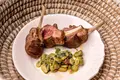 Costeletas de borrego serrano grelhadas e salada de favas