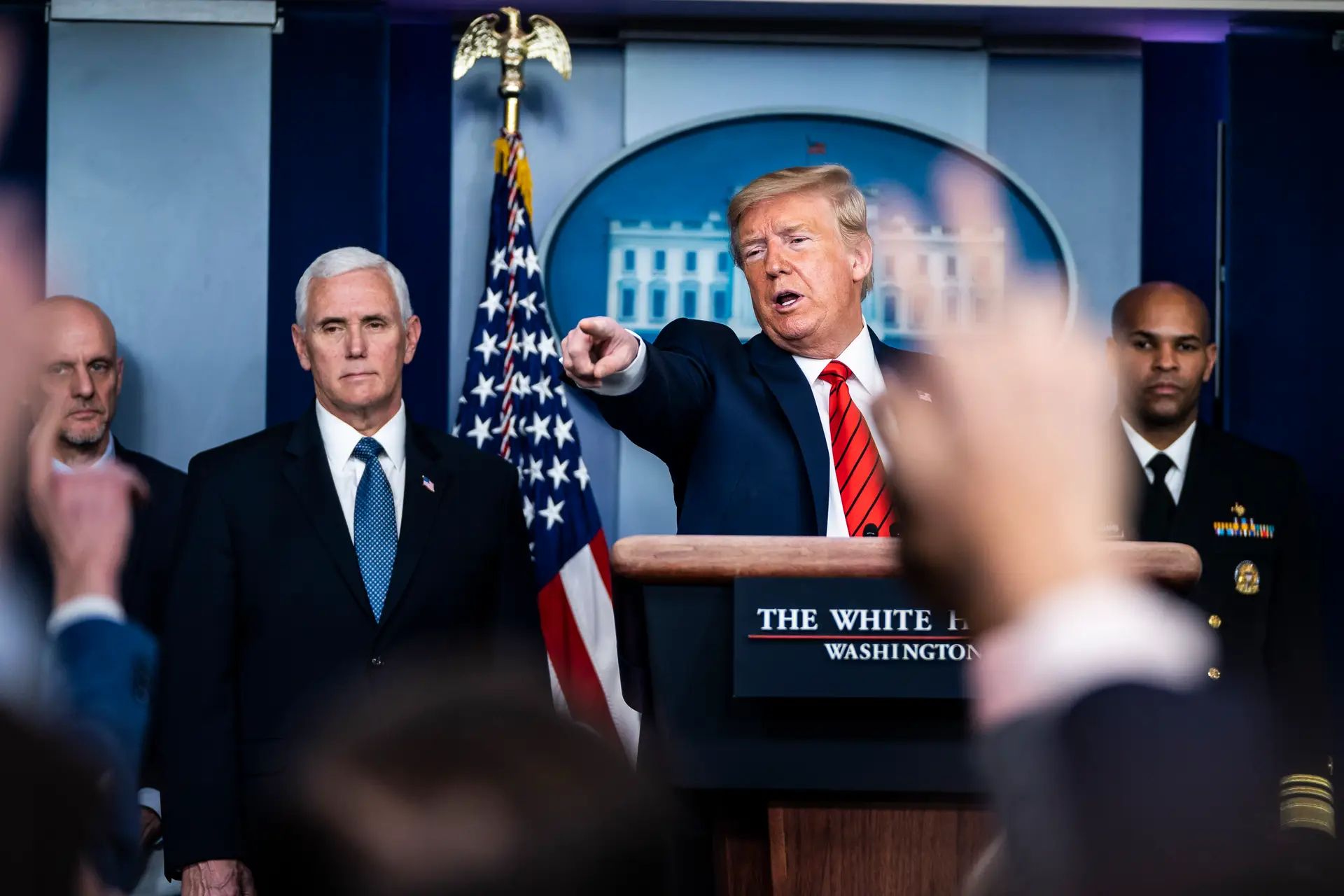 Rodeado pelo grupo de trabalho de resposta à pandemia, Donald Trump responde às perguntas dos jornalistas, numa conferência de imprensa na Casa Branca