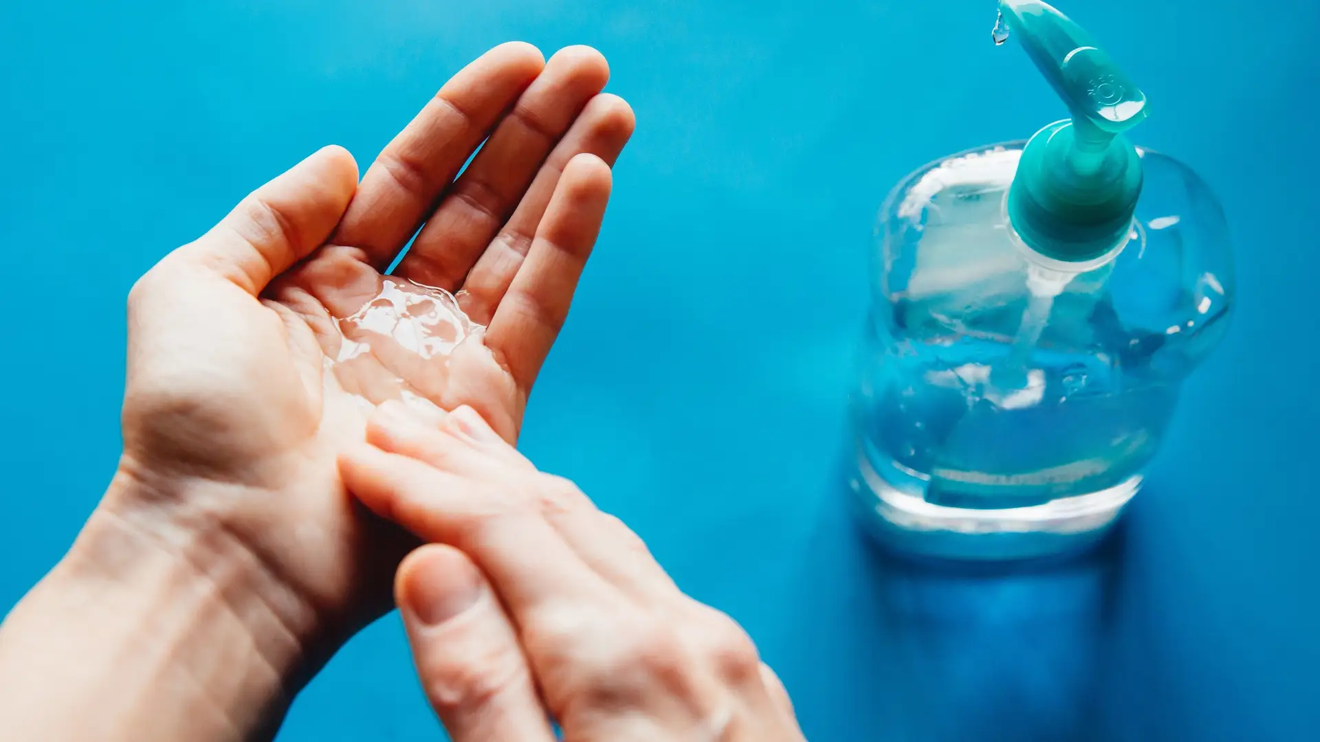 Com as prioridades de consumo alteradas, luxo é ter gel para desinfetar as mãos