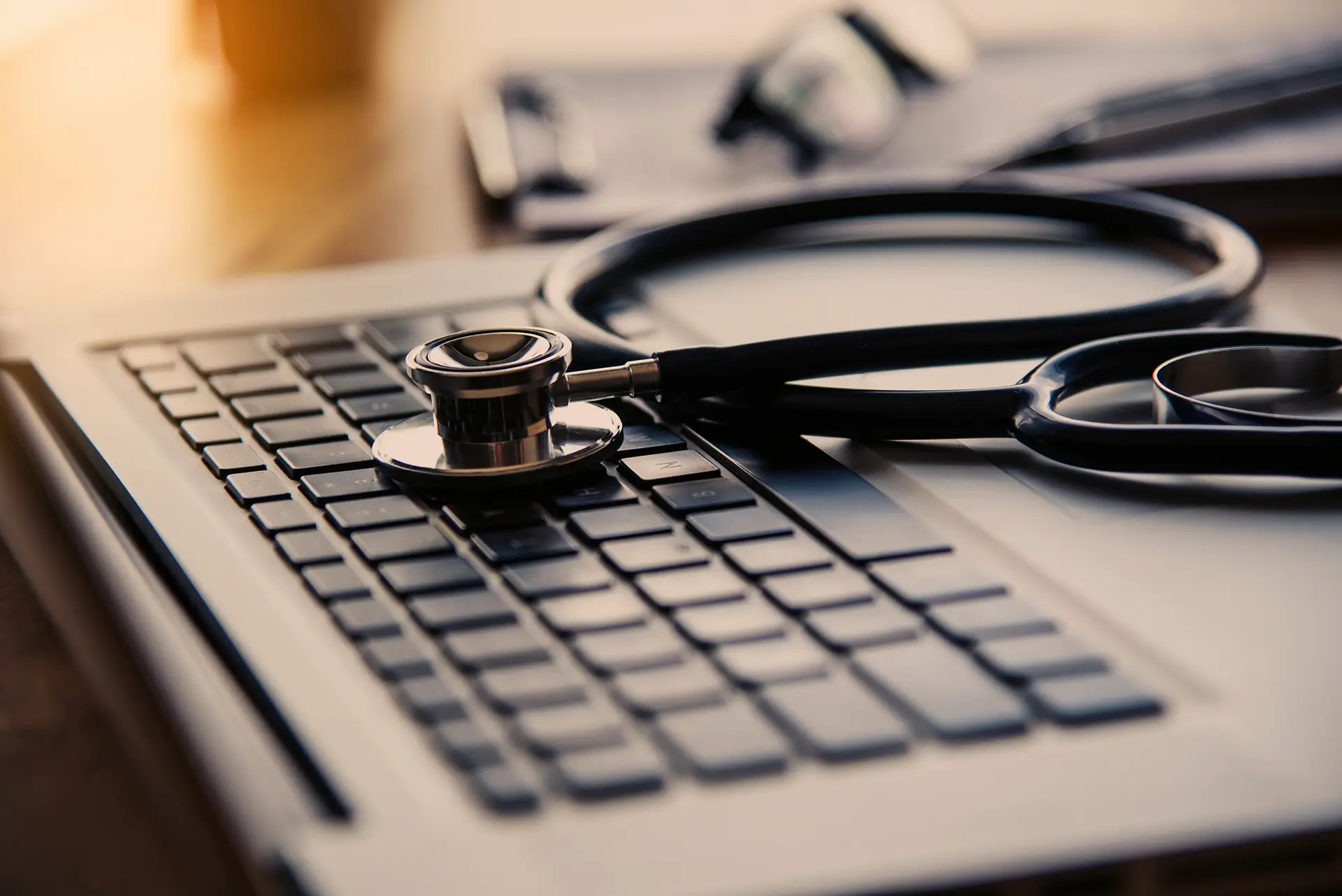 Fechados em casa: serviços médicos ao domicílio e farmácias online