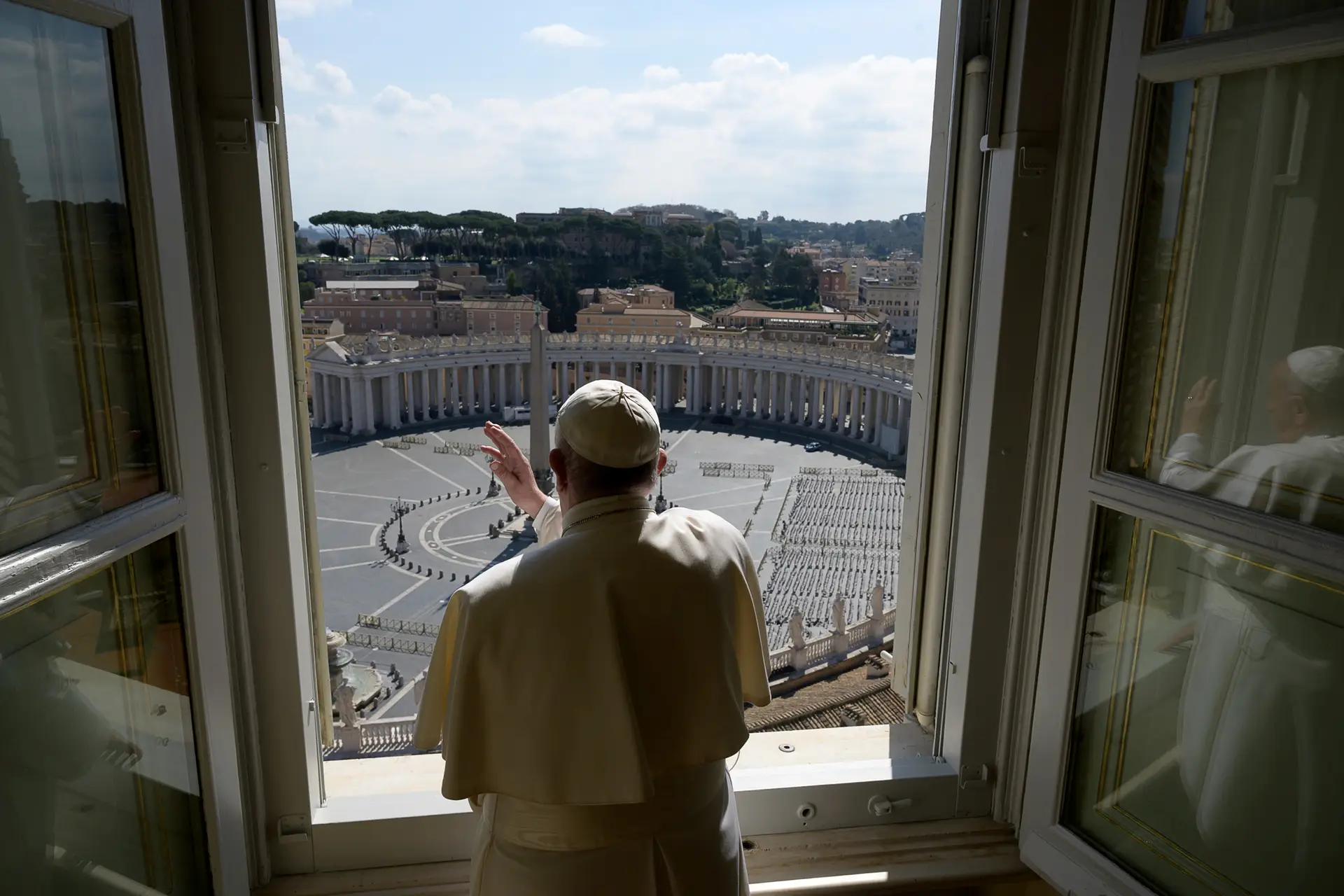 VATICANO. Desde a mítica janela voltada para a Praça de São Pedro, em Roma, o Papa Francisco leu a tradicional mensagem de Natal