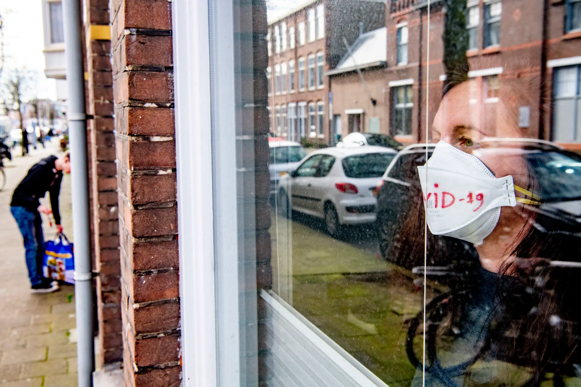 HOLANDA. Regressada de Itália, esta mulher foi diagnosticada com Covid-19. Na sua casa, em Haia, a cumprir a quarentena, acede em posar para a fotografia