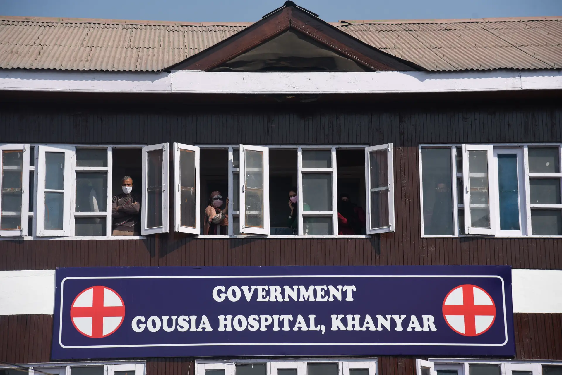 ÍNDIA. No interior deste hospital de Srinagar, todos usam máscara