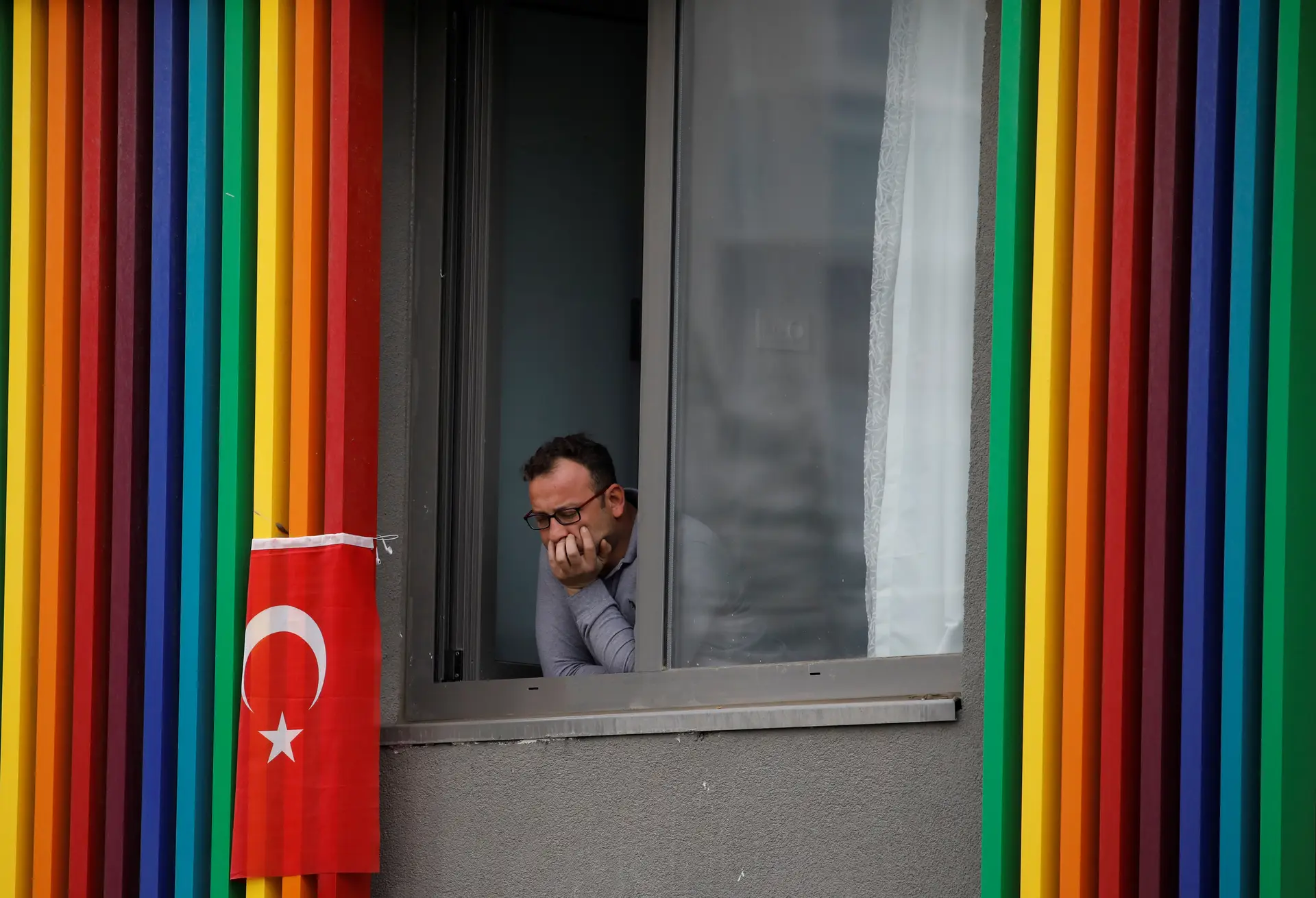 TURQUIA. Este turco está de quarentena em Istambul, após ter regressado de uma viagem ao estrangeiro