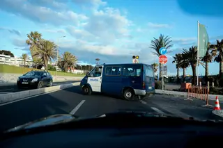 Polícia está a mandar parar carros na marginal, junto a Carcavelos