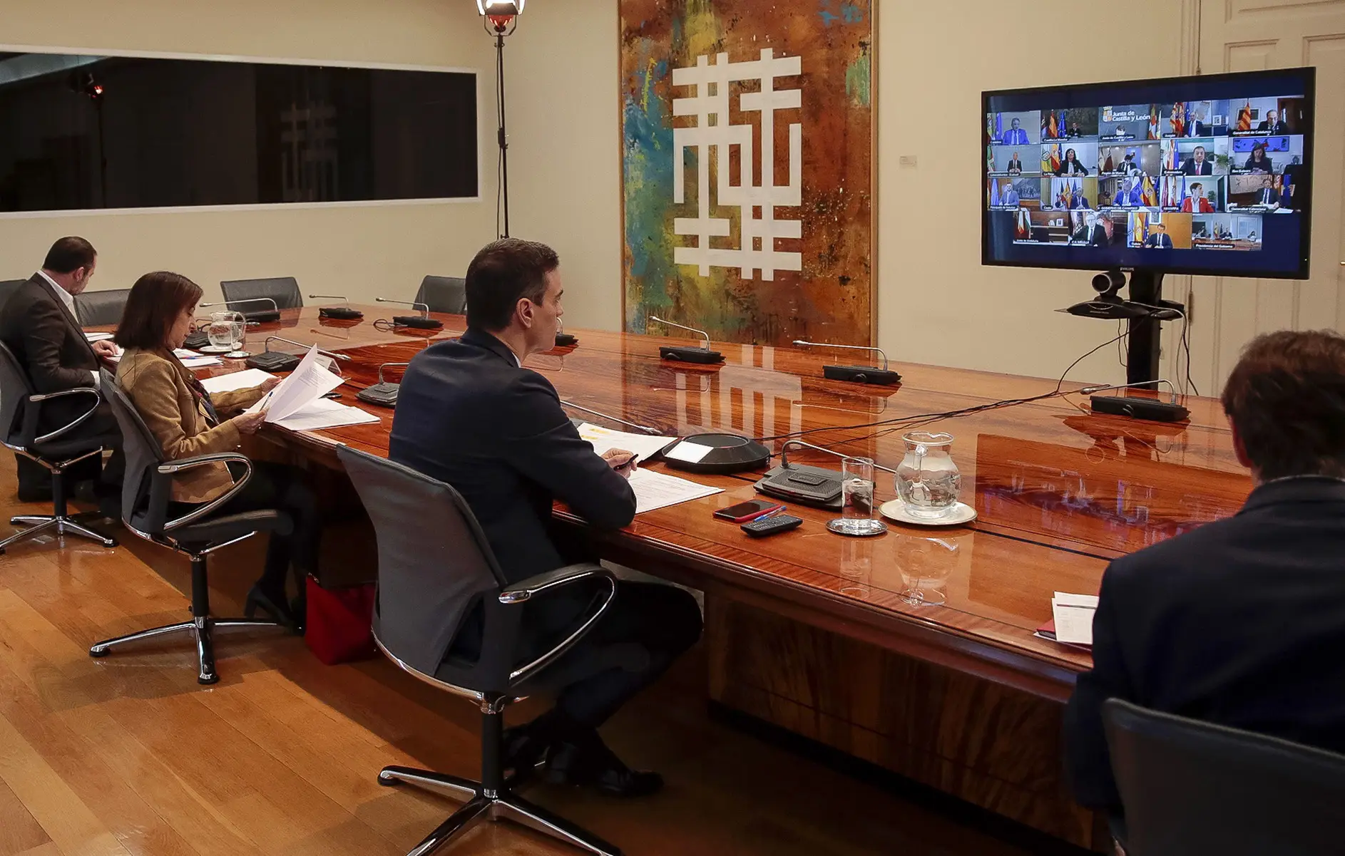 Pedro Sánchez em videoconferência com os 17 presidentes das regiões espanholas, a 22 de março