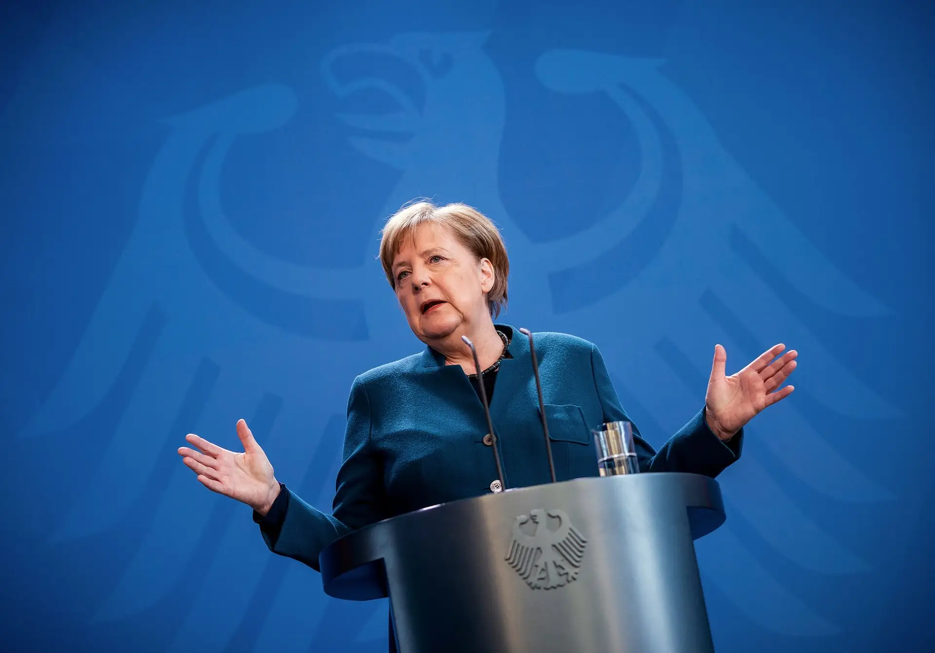 Esta semana Merkel deitou fora a regra de ouro do défice zero e abriu os cordões à bolsa internamente com um pacote de mais de € 800 mil milhões. A suspensão dos dogmas vai chegar aos coronabonds?