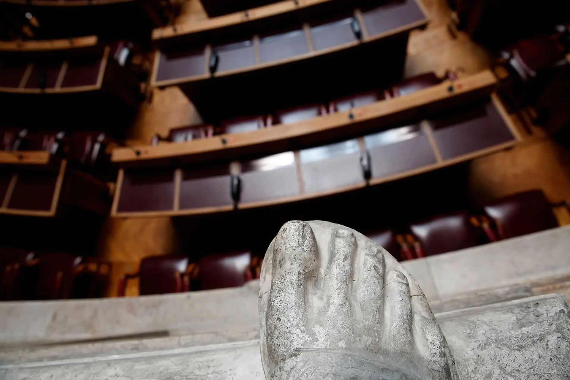 Um dia num Parlamento a cheirar a desinfetante