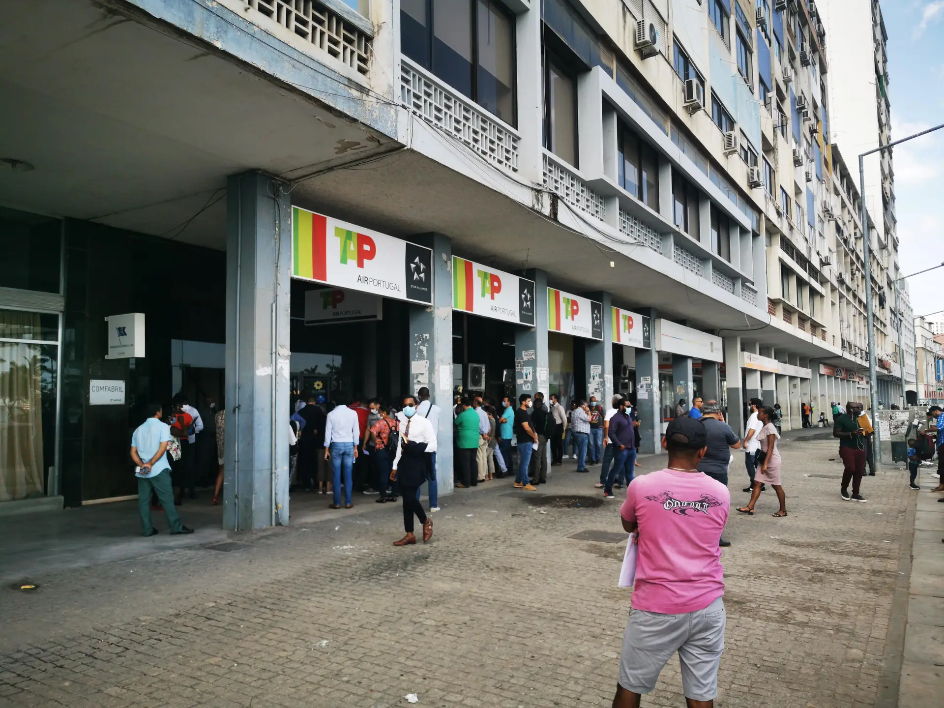 Panorama à porta da TAP em Luanda, esta terça-feira