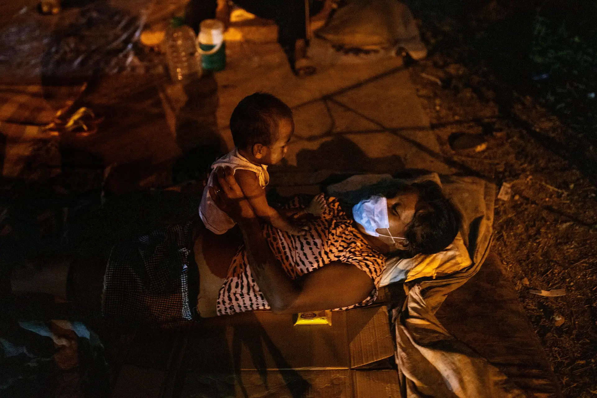 Covid-19. Crianças despidas e trancadas em caixões e jaulas para cães nas Filipinas