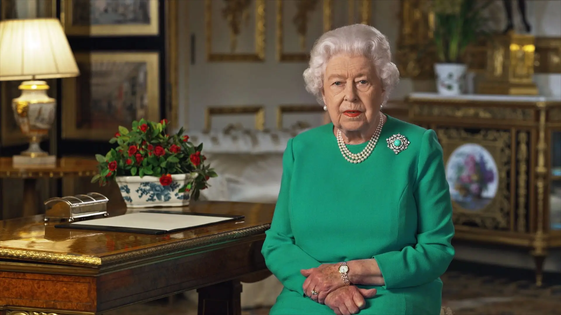 Isabel II discursou na Sala Branca do castelo de Windsor, onde está em autoisolamento