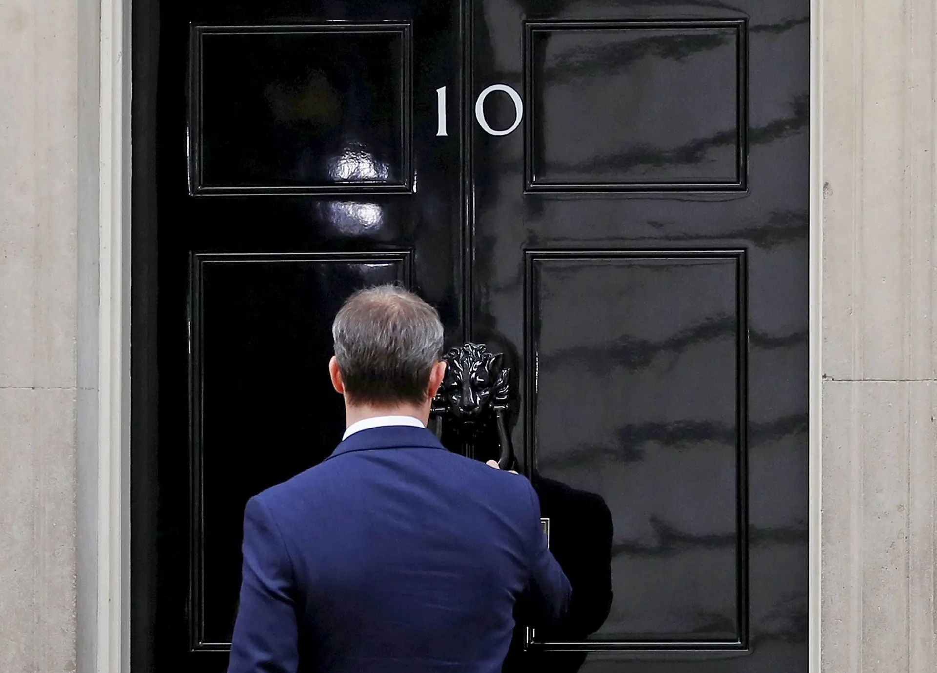 Esta segunda-feira de manhã Raab entrou no n.º 10 para presidir a uma reunião, interinamente. Mudar-se-á um dia de armas e bagagens?