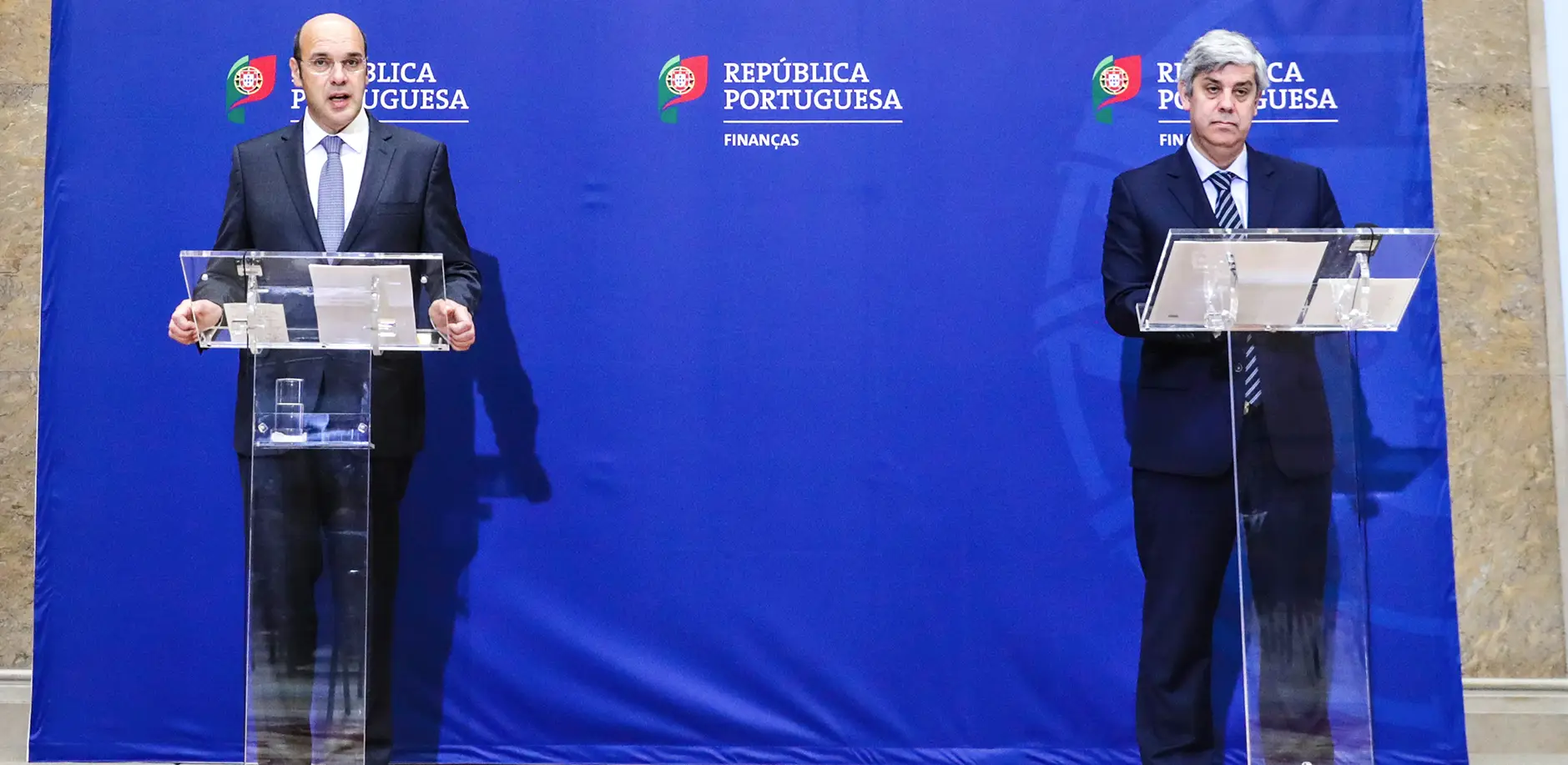 O ministro das Finanças, Mário Centeno, e o ministro da Economia, Pedro Siza Vieira, ao anunciar as medidas para socorrer as empresas