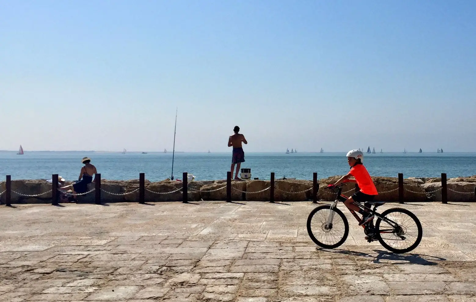 O mais recente troço do passeio marítimo de Oeiras, liga Caxias à Cruz Quebrada e já tem um corredor exclusivo para bicicletas