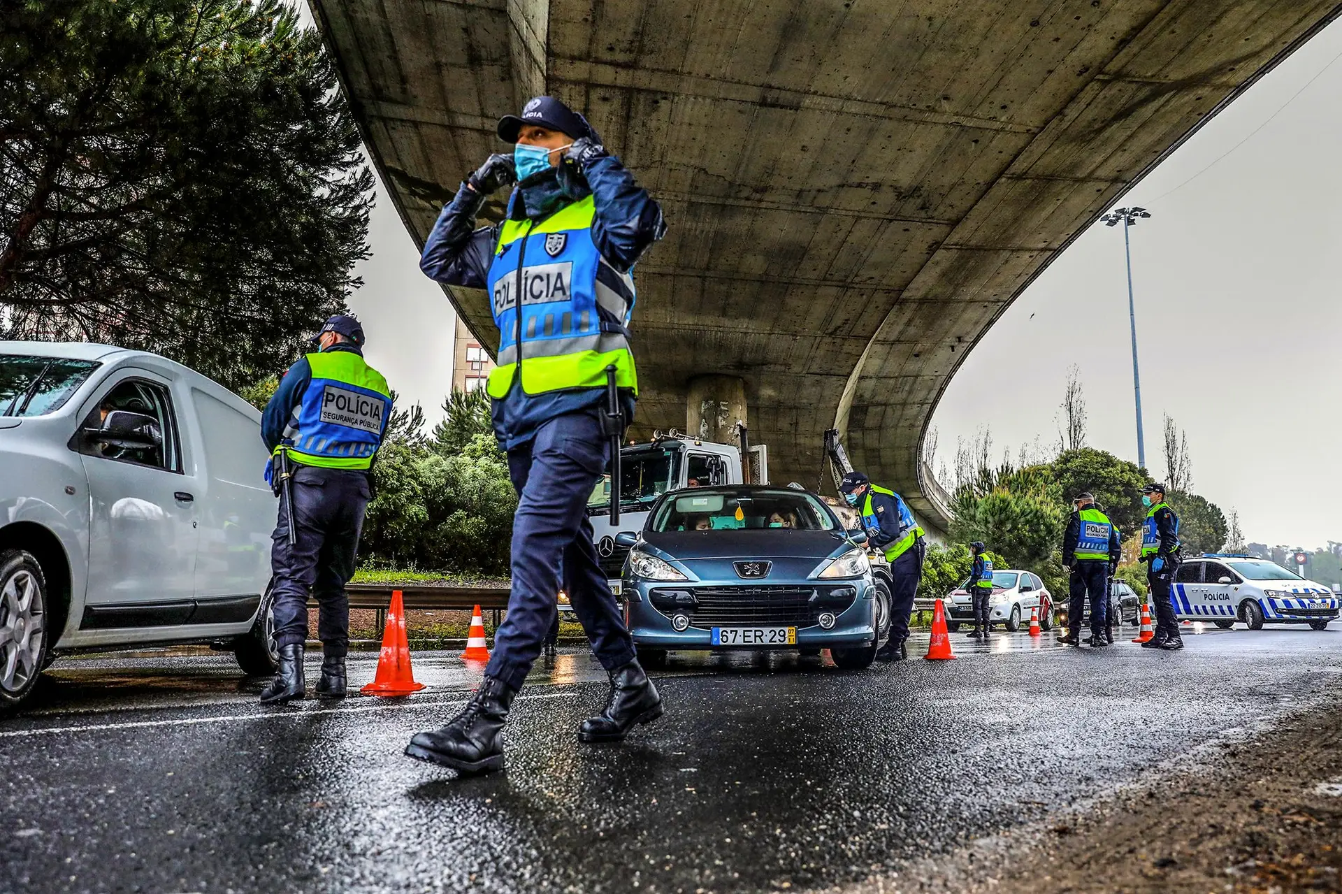 Inquérito, covid-19: maioria acredita em restrições até final do verão