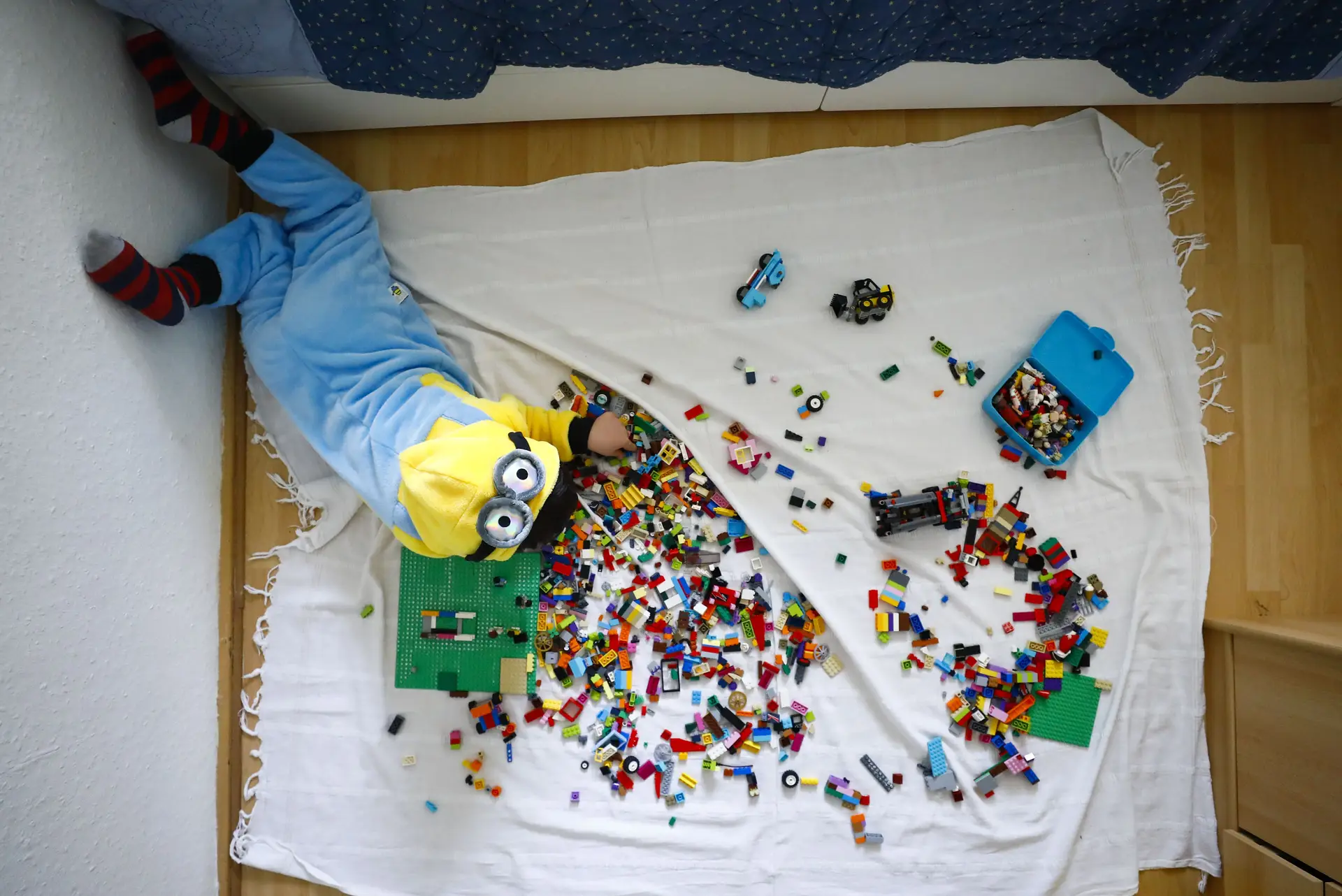 ALEMANHA. Sem poder ir à escola nem brincar nos parques públicos, em Berlim, as horas de brincadeira dentro do quarto eternizam-se