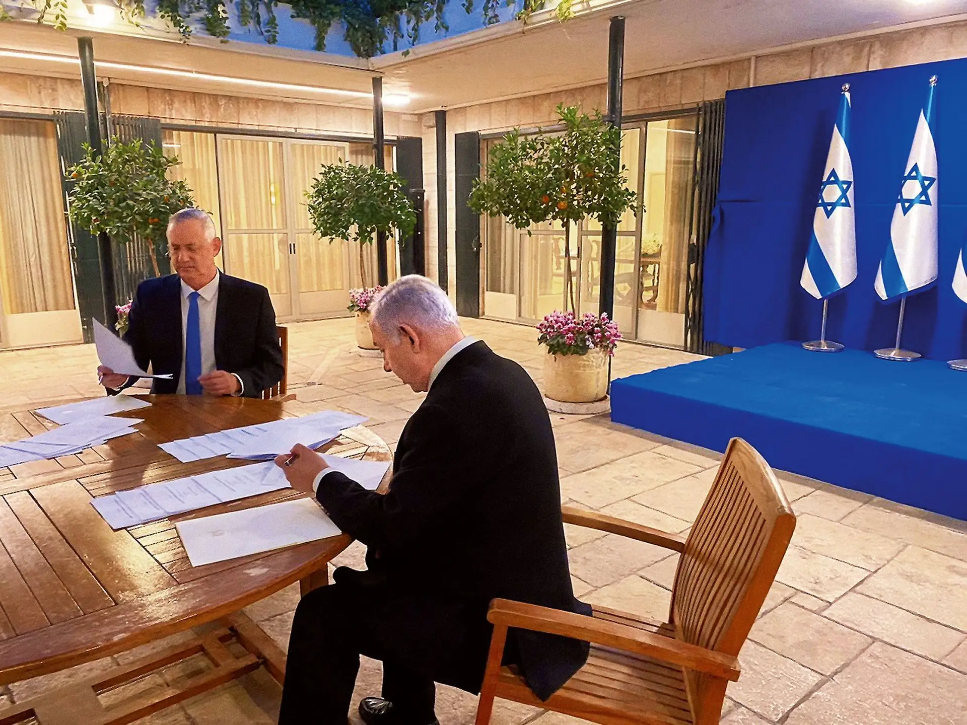 Gantz e Netanyahu rubricaram o acordo de Governo segunda-feira, em Jerusalém