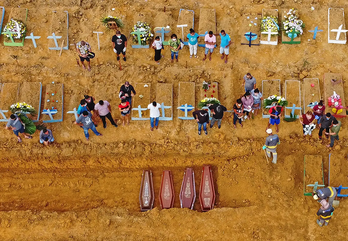 Familiares das vítimas suspeitas de terem morrido por covid-19 junto às valas comuns abertas no contexto da pandemia, em Manaus, Brasil