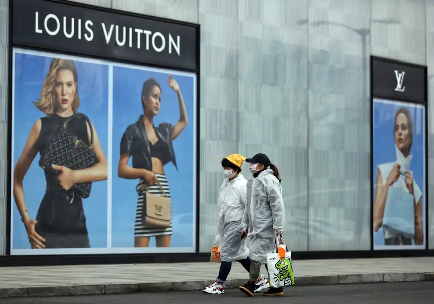 Expresso | Covid-19. Louis Vuitton produz máscaras de cabedal, a 200 dólares cada
