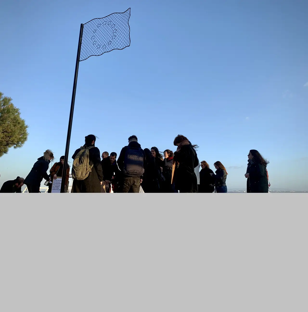 Dois irmãos construiram a bandeira no centro da Praça Europa, em Lisboa